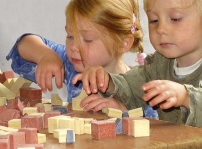 Children playing with Anker Steinbaukasten Stone Building Blocks.